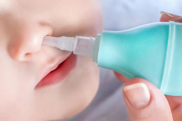 Vệ sinh mũi họng giúp lưu thông đường thở và giảm viêm cho trẻ